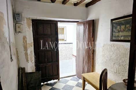 Coín. Casa de pueblo a reformar en venta. Casco antiguo.