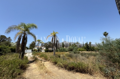 Marbella.  Parcela residencial en venta cerca de Puerto Banus.  Atalaya de Rio Verde