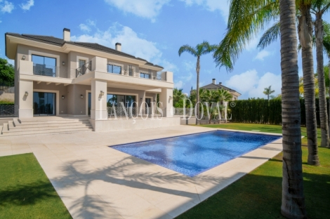 Estepona. Los Flamingos. Magnifica Villa en venta con vistas al mar 