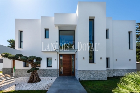 Estepona. Atalaya. Villa de diseño contemporaneo en venta muy cerca de Playa