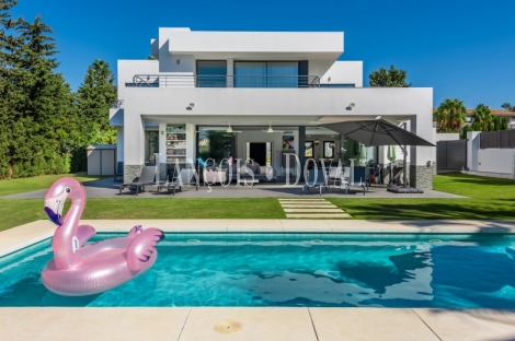 Estepona. Atalaya. Villa de diseño contemporaneo en venta muy cerca de Playa