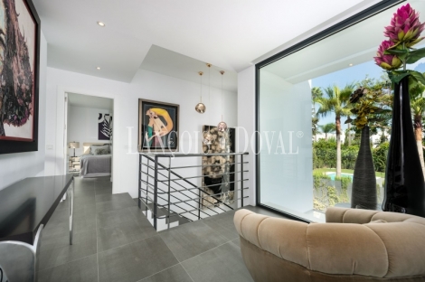 Estepona. Atalaya. Villa de diseño contemporaneo en venta muy cerca de Playa