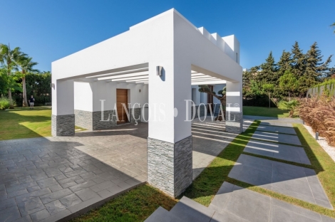 Estepona. Atalaya. Villa de diseño contemporaneo en venta muy cerca de Playa