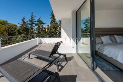 Estepona. Atalaya. Villa de diseño contemporaneo en venta muy cerca de Playa