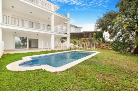 Marbella. Elviria. La Mairena. Villa Pareada en venta con vistas al Mar