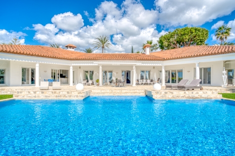 Marbella. Hacienda Las Chapas. Gran Villa en venta con fantásticas vistas al mar