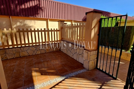 Coín. Chalet Semi Adosado en venta. Piscina comunitaria. Cerca centro.