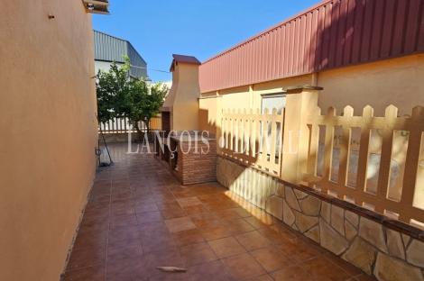 Coín. Chalet Semi Adosado en venta. Piscina comunitaria. Cerca centro.