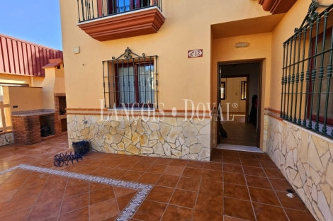 Coín. Chalet Semi Adosado en venta. Piscina comunitaria. Cerca centro.