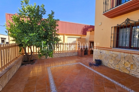 Coín. Chalet Semi Adosado en venta. Piscina comunitaria. Cerca centro.