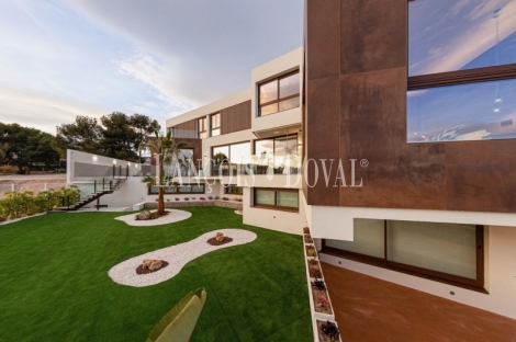 Benidorm. Exclusiva Villa de diseño moderno en venta. Excelentes vistas al mar.