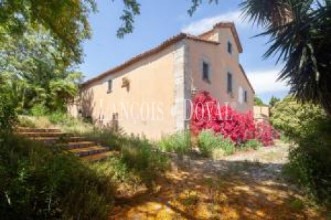 Cabrils. Maresme. Masia en venta con amplios jardines.