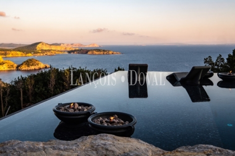 Ibiza. Singular villa de lujo en venta. Espectaculares vistas al mar. Exclusividad y arte.