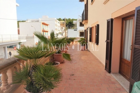 Gran casa con locales comerciales en venta. Cala Ratjada. Capdepera.