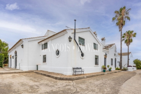 Sevilla. Exclusiva finca ecuestre y caserío en venta. El Aljarafe