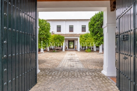 Sevilla. Exclusiva finca ecuestre y caserío en venta. El Aljarafe