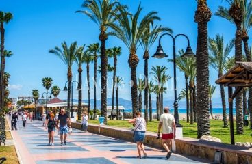 Torremolinos. Hotel en venta en primera línea de playa. Costa del Sol