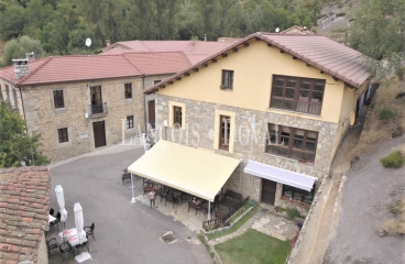 Casa restaurante tradicional de piedra en venta. León. Carrocera.