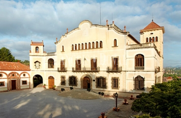 Finca Masía Bach. Singular propiedad y bodegas en venta.