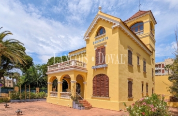 Salou. Casa modernista en venta. Primera linea de mar. Costa Dorada.