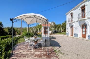 Penedès. Casa rural en venta con licencia turística. 