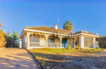 Estepona. Oportunidad. Zona Cancelada. Chalet en venta ideal explotación vacacional.