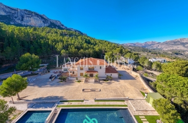 Polop. Alicante. Finca y Villa de lujo en venta.