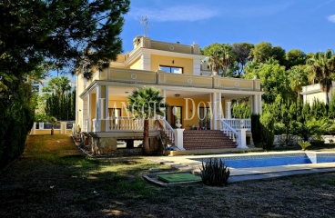 Villa en venta. Marbella. Las Chapas