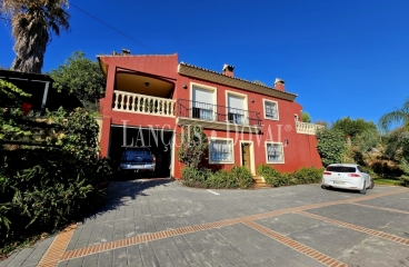 Monda. Málaga. Villa en venta con 6.000 m2 de parcela.