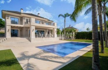 Estepona. Los Flamingos. Magnifica Villa en venta con vistas al mar 