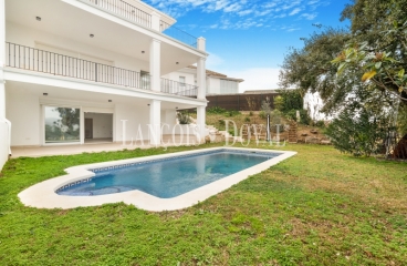 Marbella. Elviria. La Mairena. Villa Pareada en venta con vistas al Mar