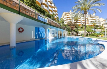 Marbella. Apartamento Duplex en venta con vistas al mar