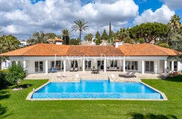 Marbella. Hacienda Las Chapas. Gran Villa en venta con fantásticas vistas al mar