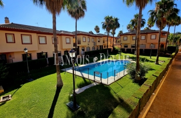 Coín. Chalet Semi Adosado en venta. Piscina comunitaria. Cerca centro.